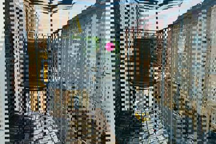 Great location, 2 comfortable twin beds, 2 balcony - 9