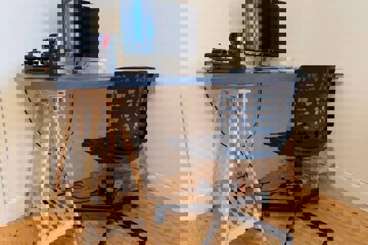 Great location, 2 comfortable twin beds, 2 balcony - 3