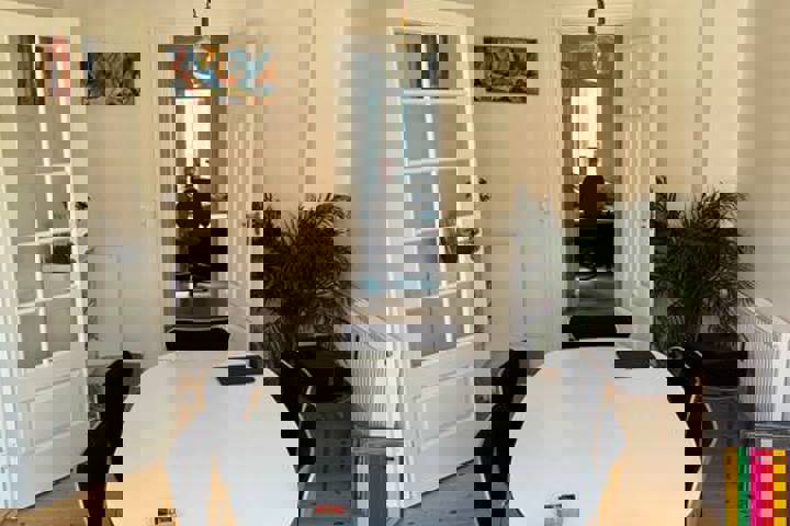 Great location, 2 comfortable twin beds, 2 balcony - 2