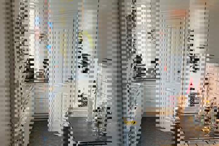 Great location, 2 comfortable twin beds, 2 balcony - 4