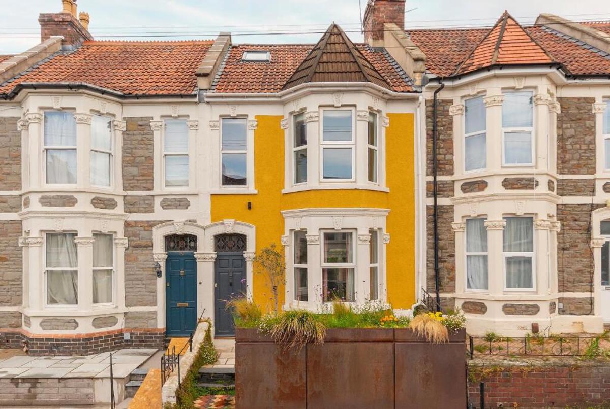 Modernized townhouse w office, nursery & parking