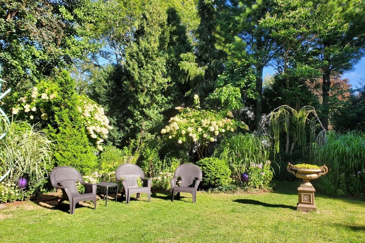 Window view of garden, 10 min walk to vibrant city - 11