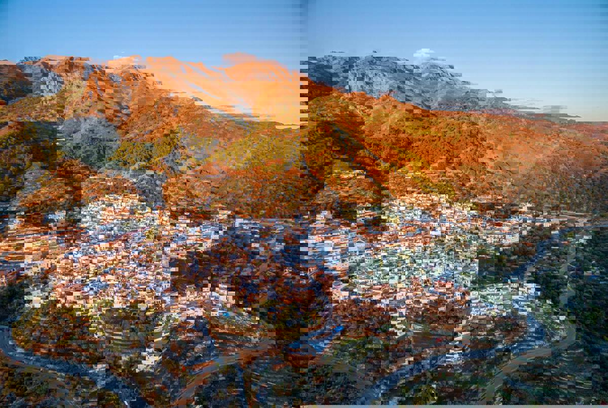 Large, centrally located flat in Spanish village