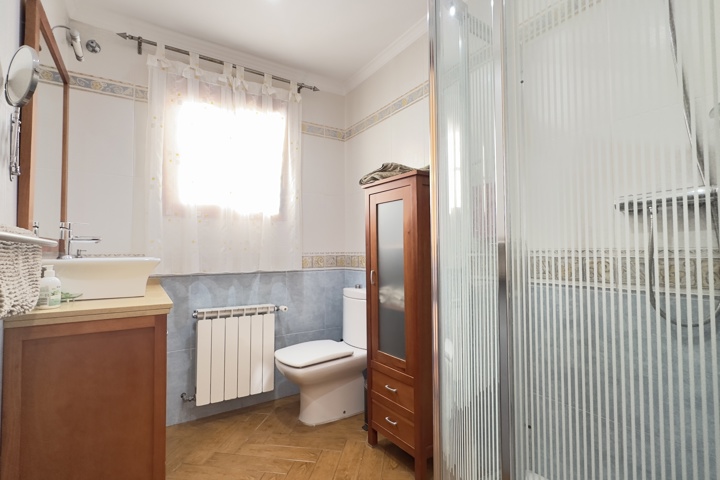 Large, centrally located flat in Spanish village - 13