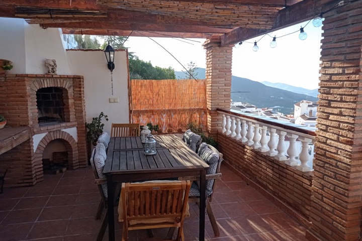 Large, centrally located flat in Spanish village - 24