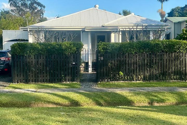 Beautiful three bedroom house with large decks - 1