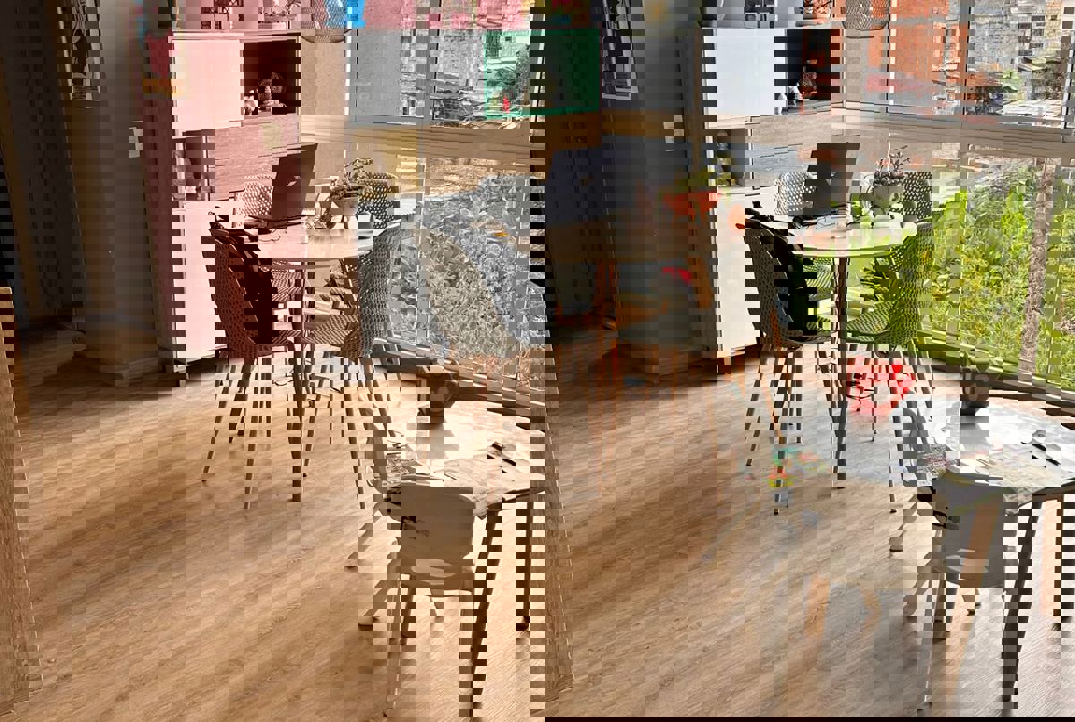 Sunny, modern two-bedroom apartment in a quiet tow