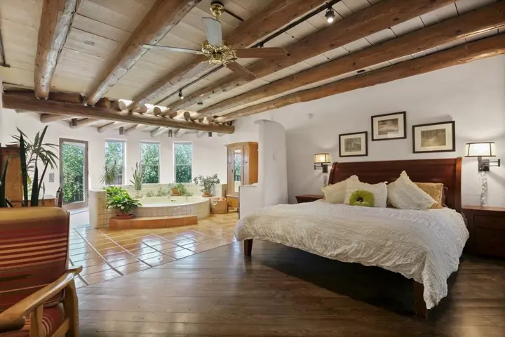 8,000 sq/ft Taos artist retreat! - 3