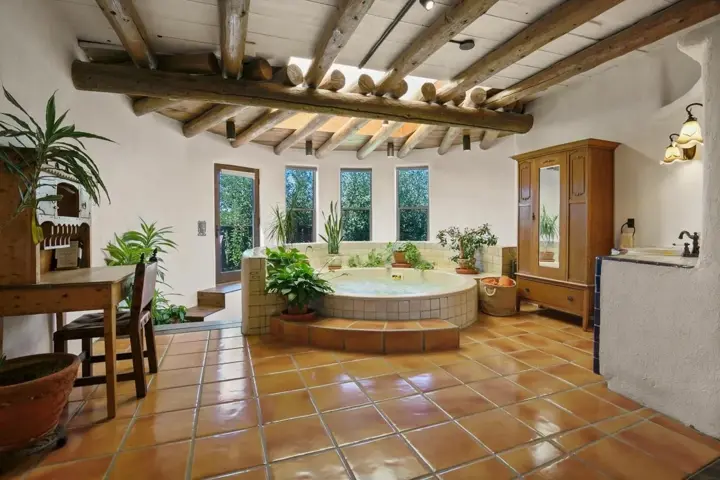 8,000 sq/ft Taos artist retreat! - 4