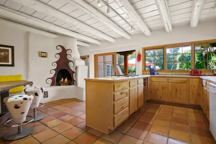 8,000 sq/ft Taos artist retreat! - 6