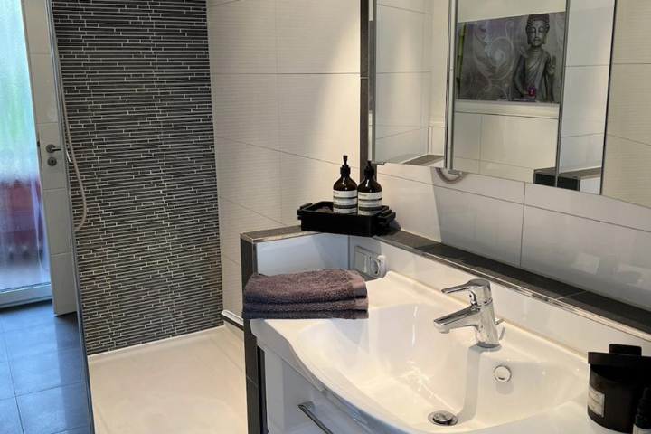 Stylish Furnished 2.5-Room Flat in Prime Location - 8
