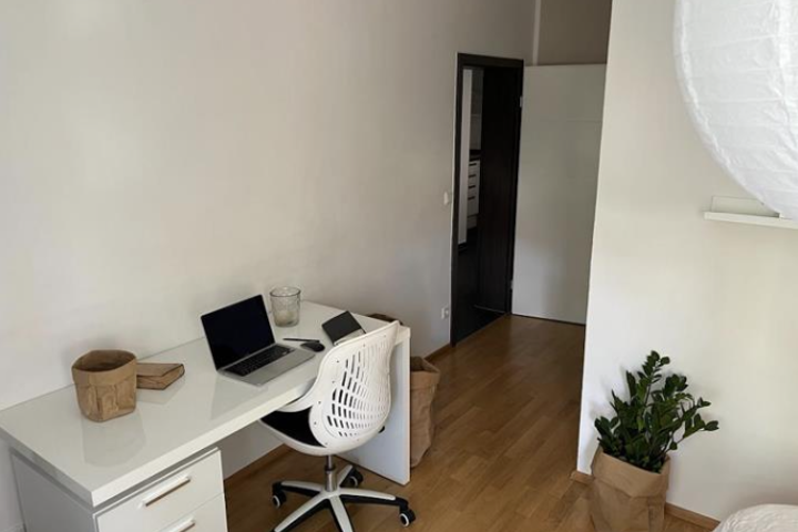 Stylish Furnished 2.5-Room Flat in Prime Location - 2