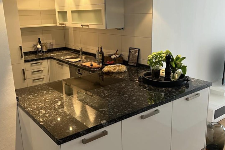 Stylish Furnished 2.5-Room Flat in Prime Location - 12