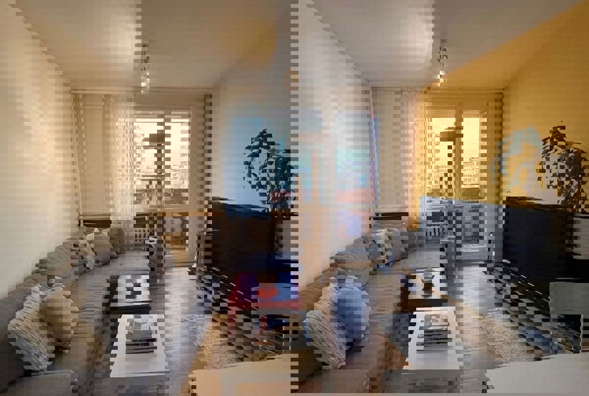 Sunny and cozy apartment with a Prague castle view