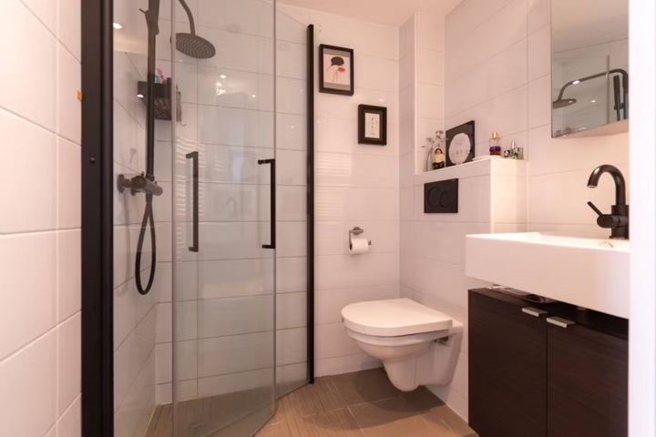 Chic, minimalist home with pops of color - 5