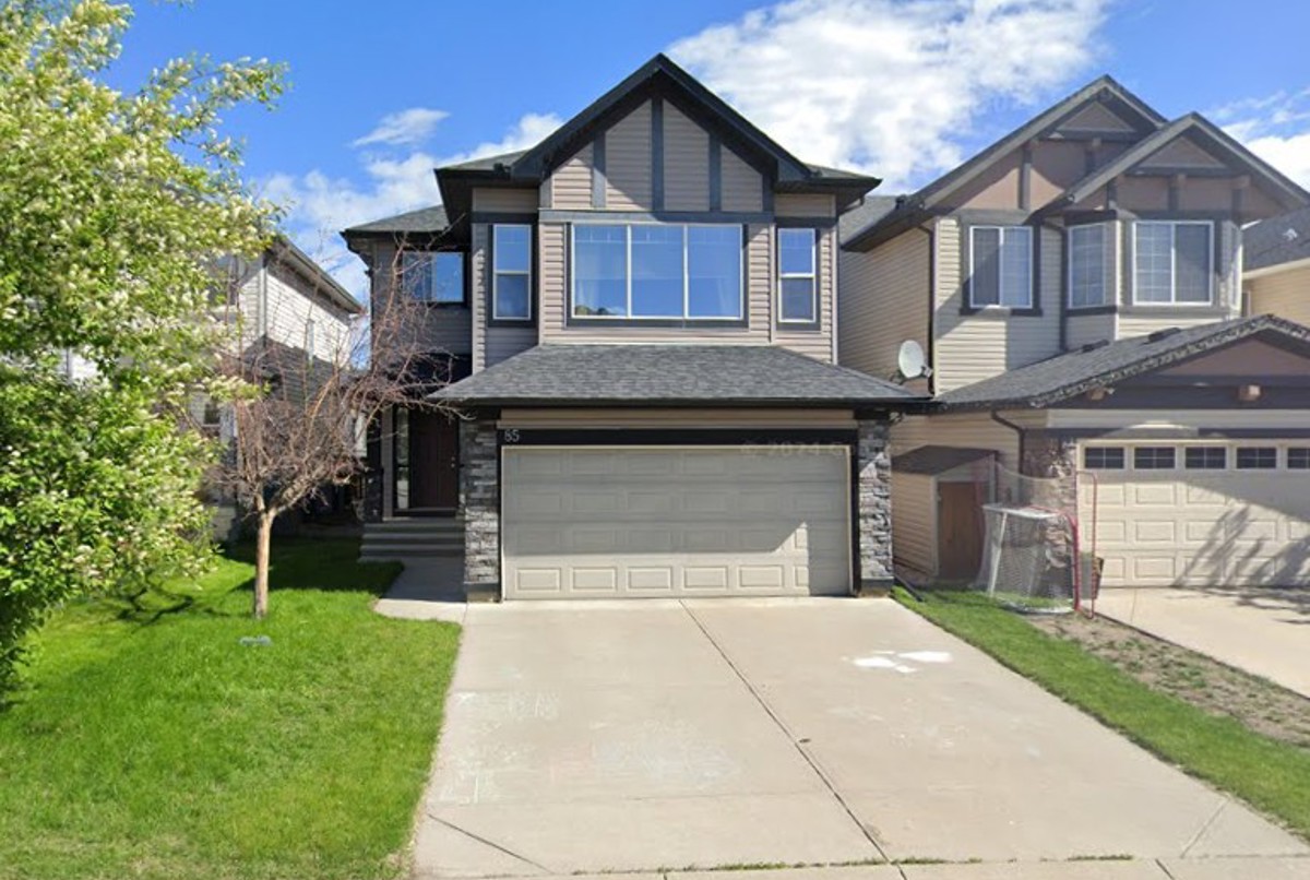 Clean spacious family home in south Calgary