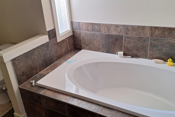 Clean spacious family home in south Calgary - 4