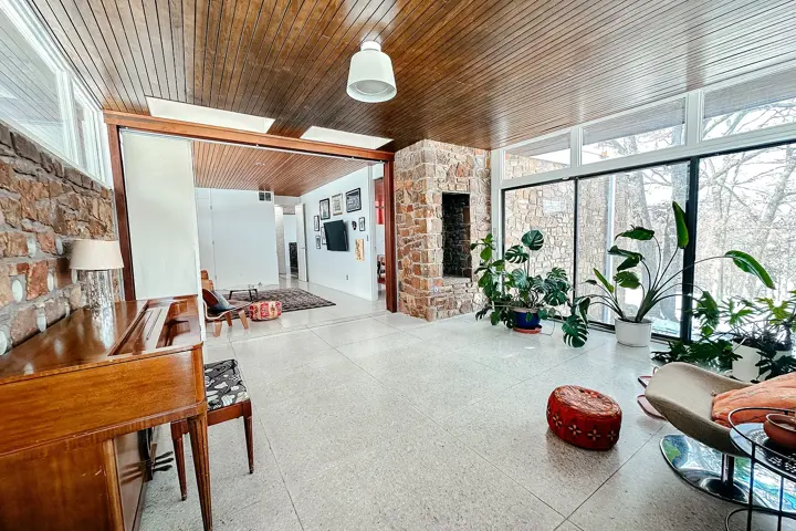 Midcentury Modern Artist Retreat - 6