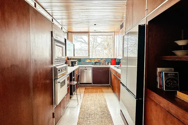 Midcentury Modern Artist Retreat - 12