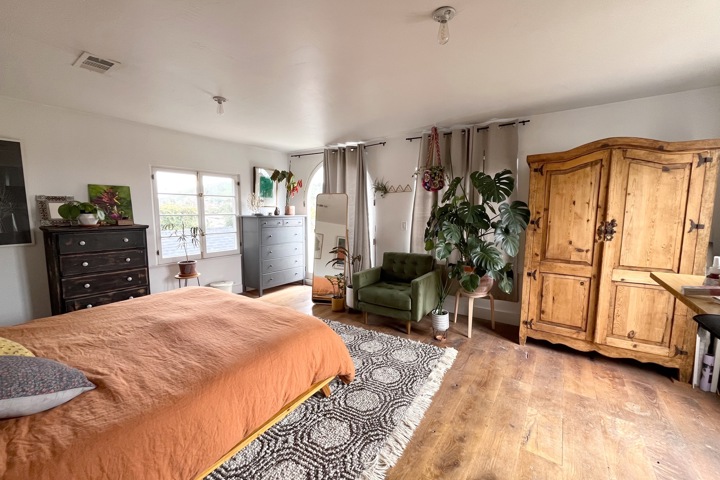Charming 3-Bedroom in Beautiful LA Spanish Duplex - 11