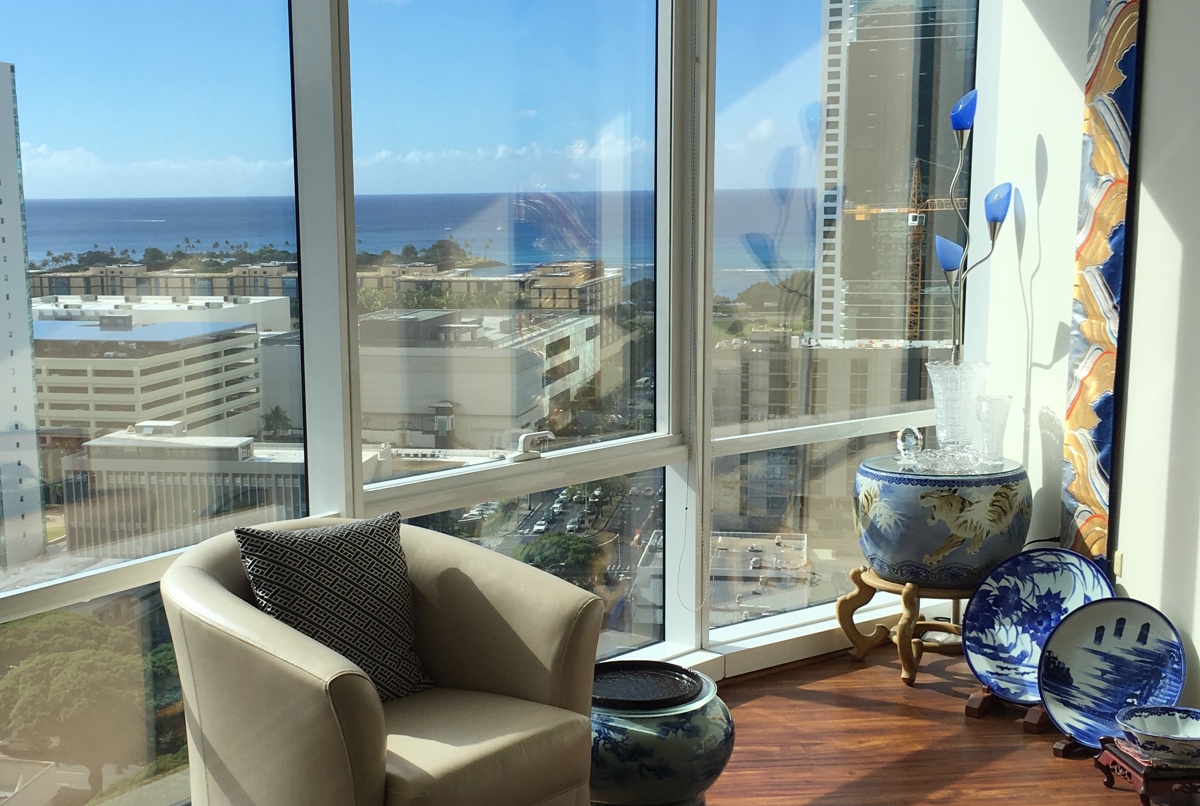 Ocean view condo 10 min walk to beach & mall