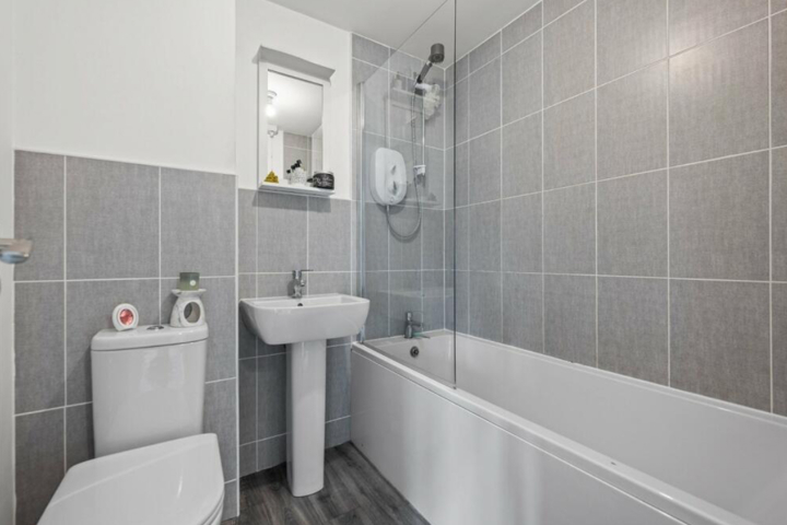 Cute Yorkshire Home - 12