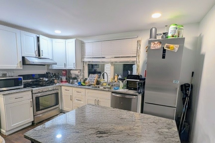 Charming 2BR Stay - Private Yard for Pets & - 2