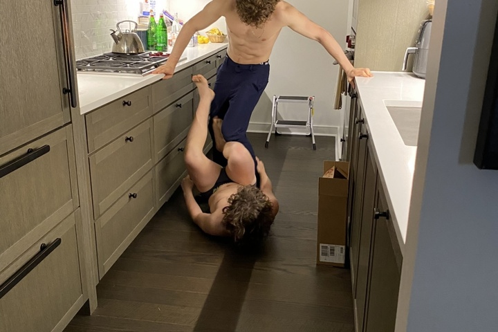 Luxury new apartments building with high ceiling - 7