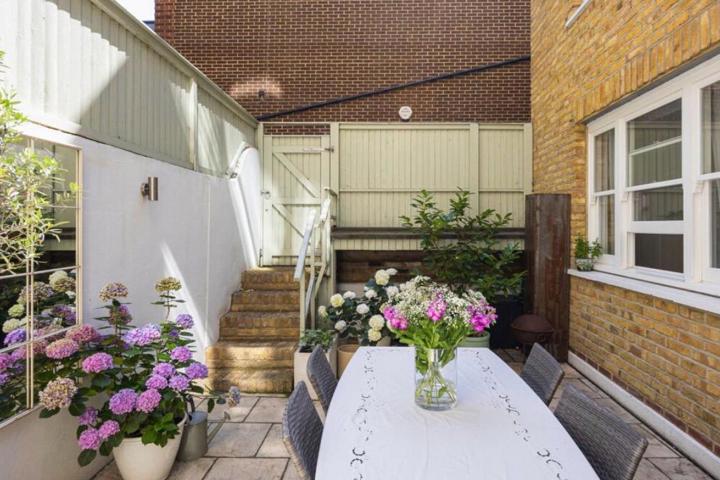 Open-plan one-bed home in Putney with garden - 1
