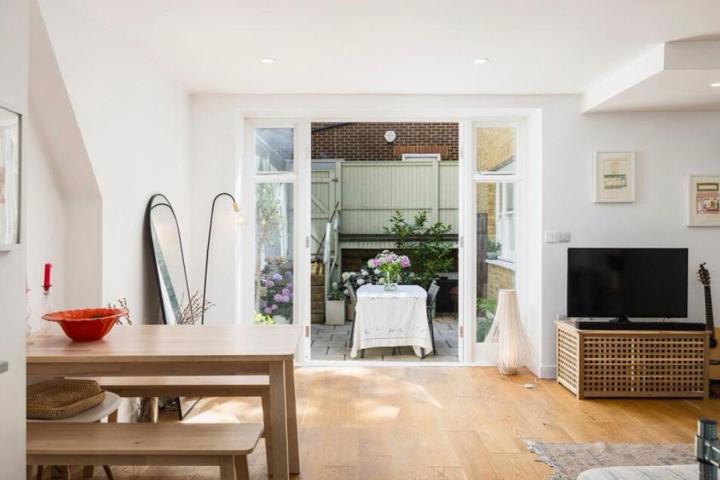Open-plan one-bed home in Putney with garden - 3