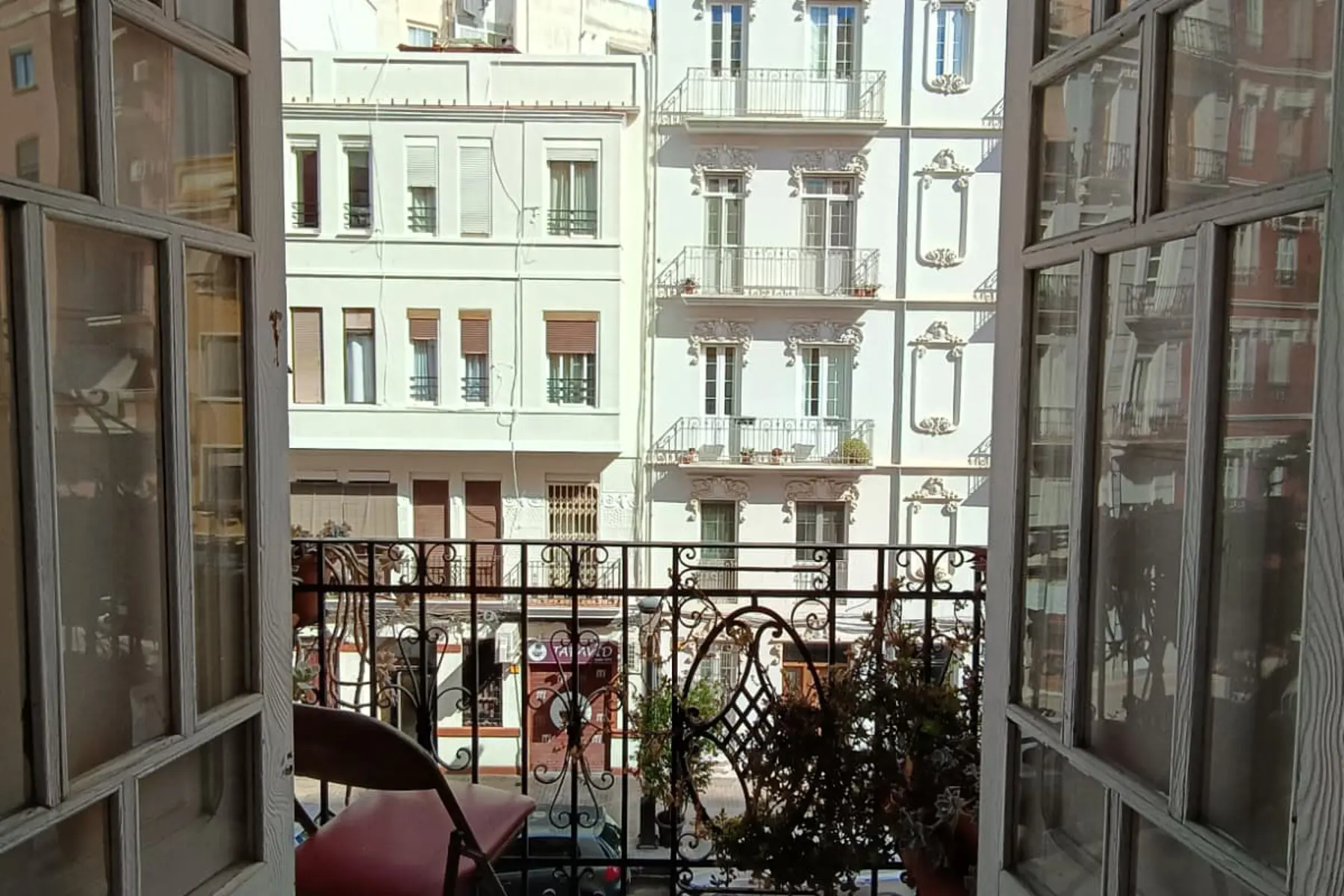Home swap Valencia Spain – cozy urban home with green balconies