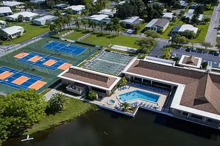 55+ Community with tons of activities on site - 5