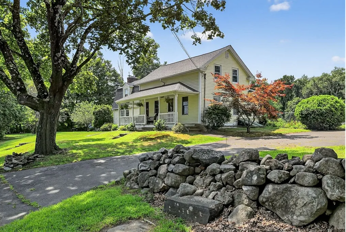 Large country home with pool and 5 bedrooms