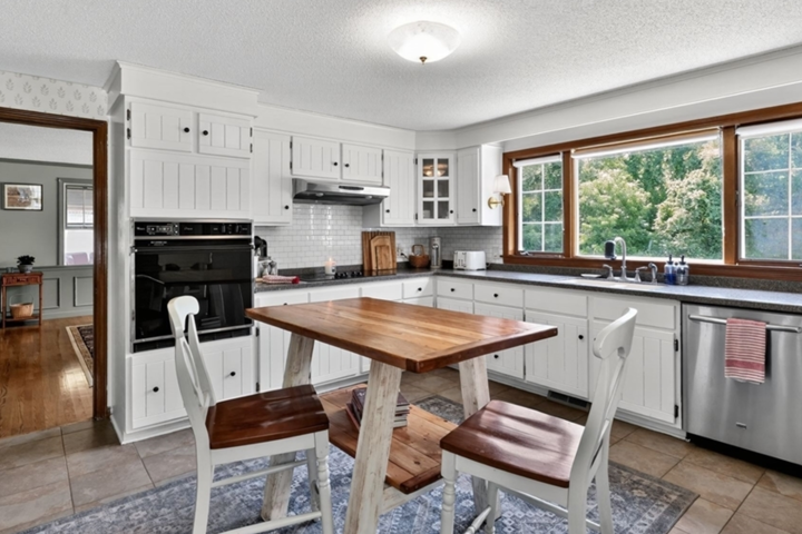 Large country home with pool and 5 bedrooms - 6