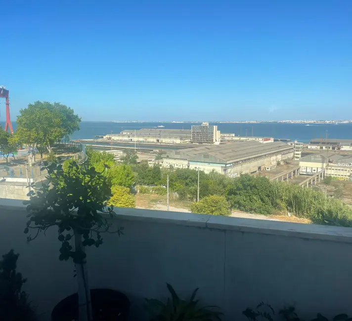 Almada, Portugal 2 beds · 1 workspace · 395 Mbps WiFi