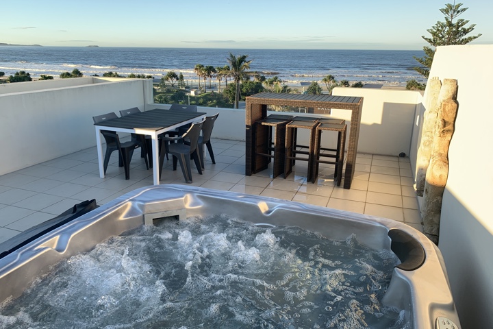 Kingscliff Beach Front Apartment with Rooftop Spa - 14