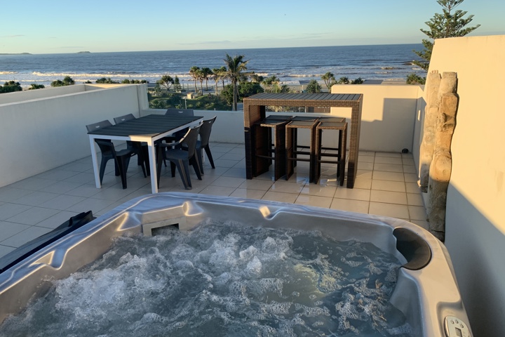 Kingscliff Beach Front Apartment with Rooftop Spa - 4
