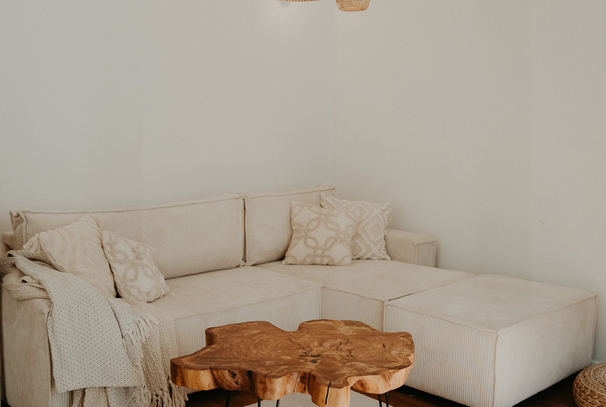 Living in an old beautiful apartment just 10 minut