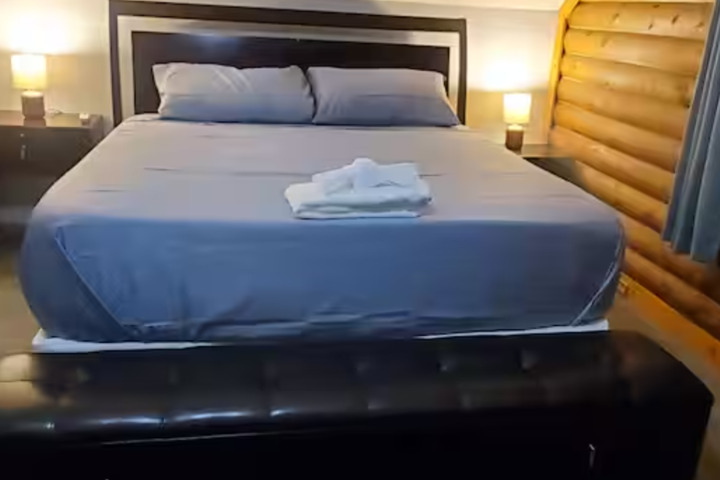 Log Cabin by lake - 3