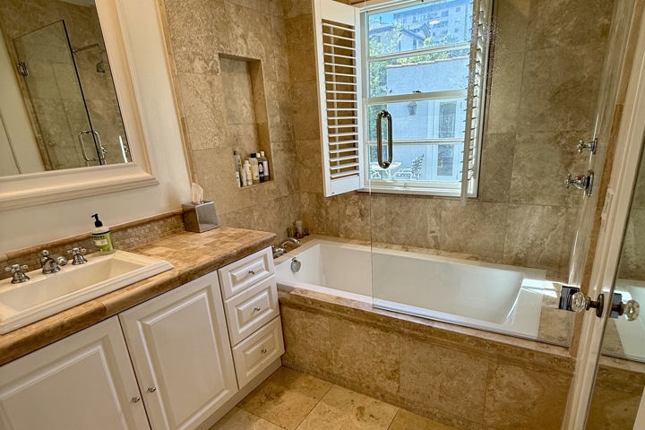 Spanish Charmer in hippest LA neighborhood - 12