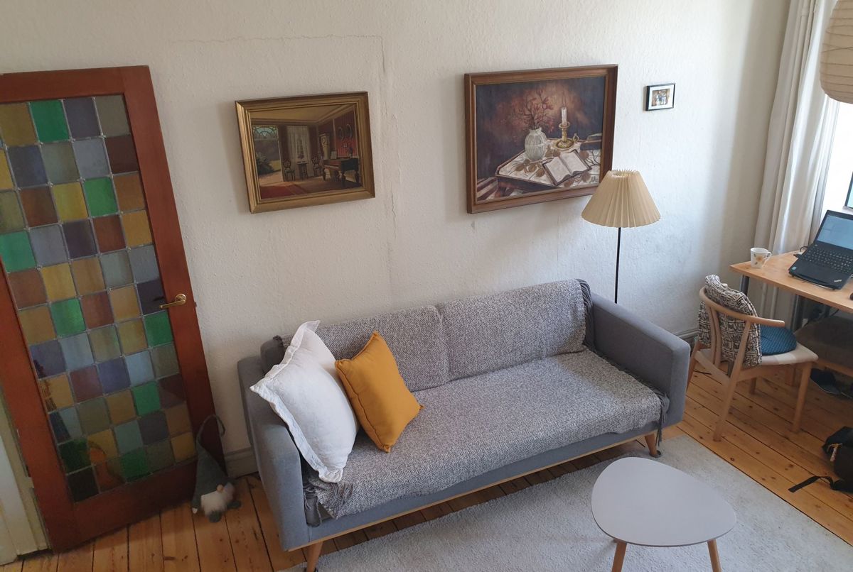 A cosy, private flat with easy access to both the