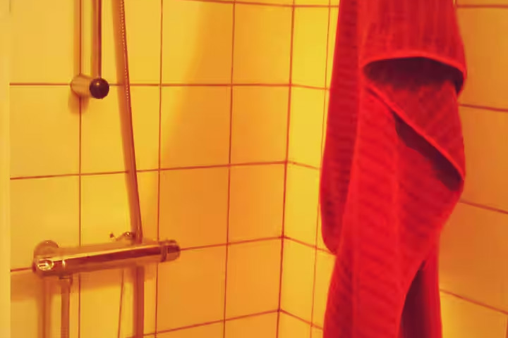 A cosy, private flat with easy access to both the - 4
