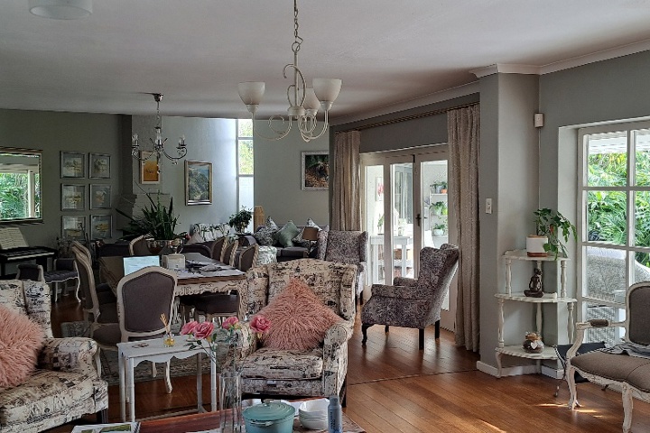 Beautiful family home in Constantia Meadows - 5