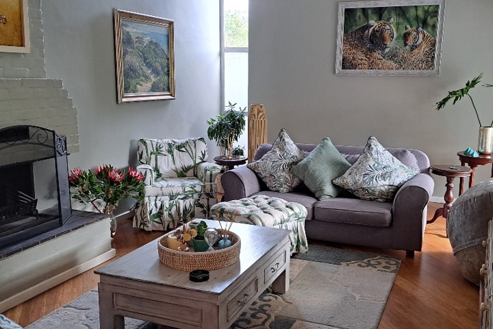 Beautiful family home in Constantia Meadows - 10