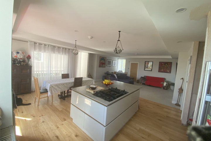 Large, Modern and Stylish - 9