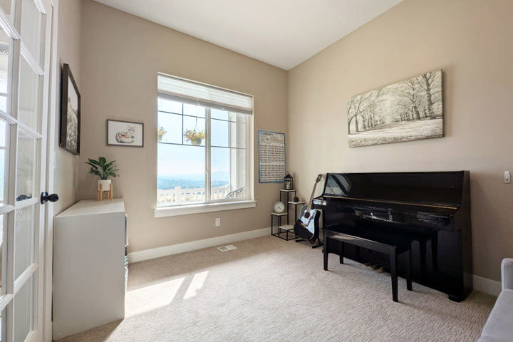 Roomy Retreat w/Valley Views & Trails at Doorstep - 22
