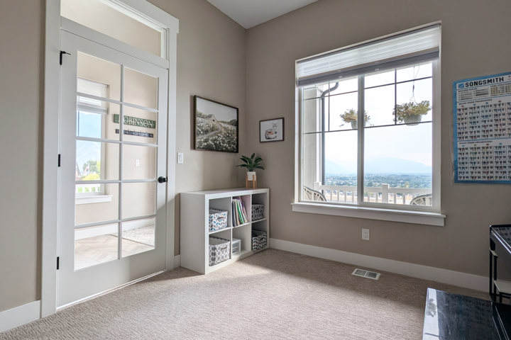 Roomy Retreat w/Valley Views & Trails at Doorstep - 23