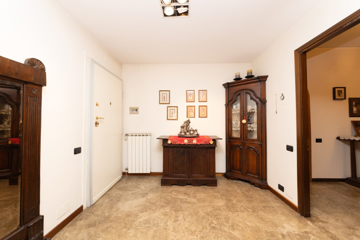 Historic Rome Apartment: 3 Bedrooms, Jacuzzi - 9