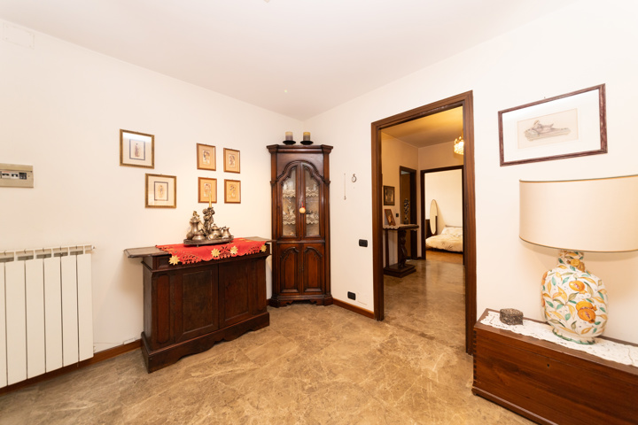Historic Rome Apartment: 3 Bedrooms, Jacuzzi - 10