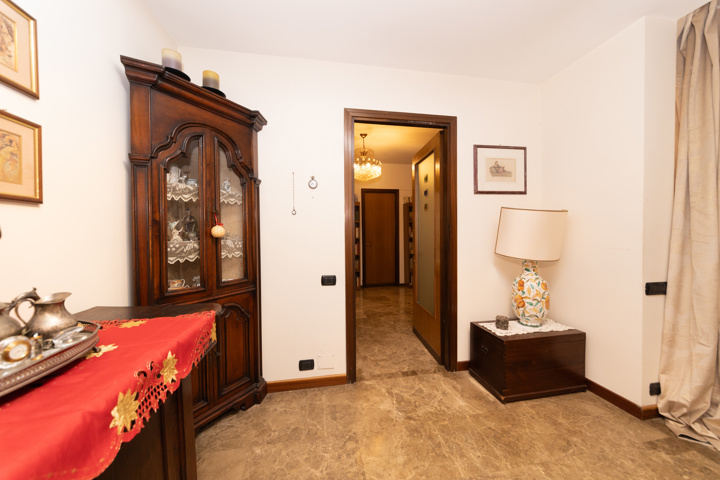 Historic Rome Apartment: 3 Bedrooms, Jacuzzi - 11